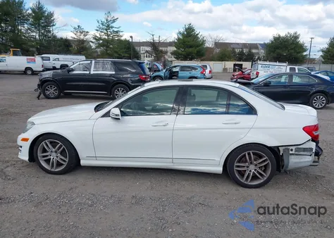 2013 Mercedes-Benz C 300 Sport 4Matic из США, поврежденный, VIN WDDGF8AB0DG144324